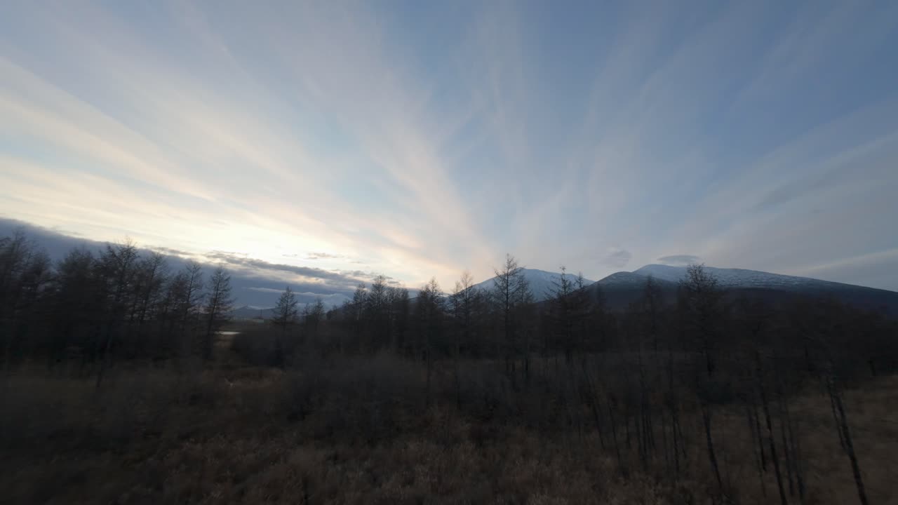 눈 인 산 위에서 놀라운 해가 지는 모습