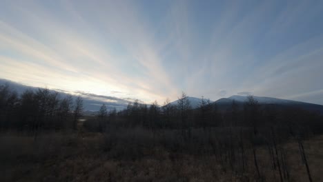 impresionante puesta de sol sobre las montañas nevadas