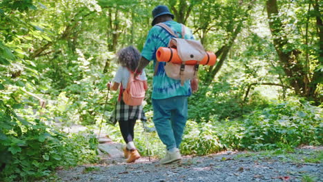 una pareja de senderistas en el bosque.