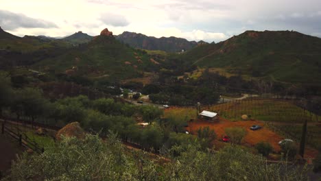 Bodega-De-Viñedos-En-Las-Montañas-Malibu-Al-Atardecer,-Vista-Panorámica