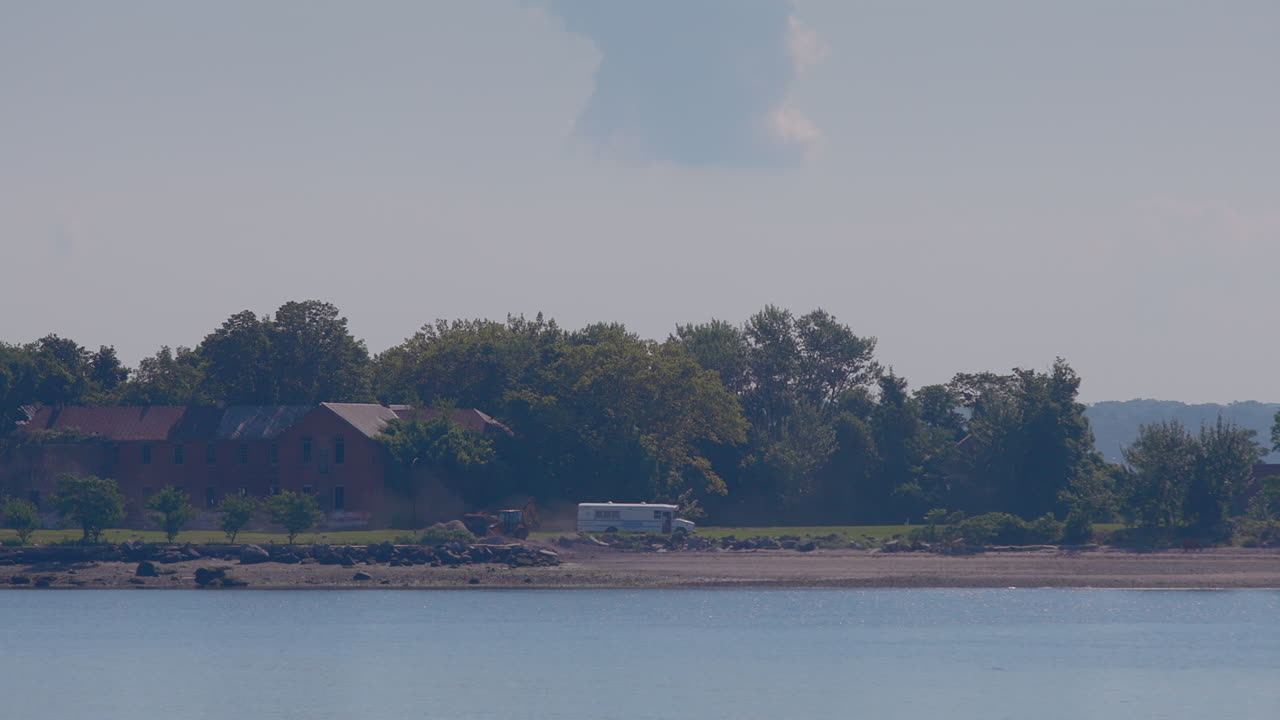 낮에는 굴삭기로 하트 섬에서 무덤을 파고 있다