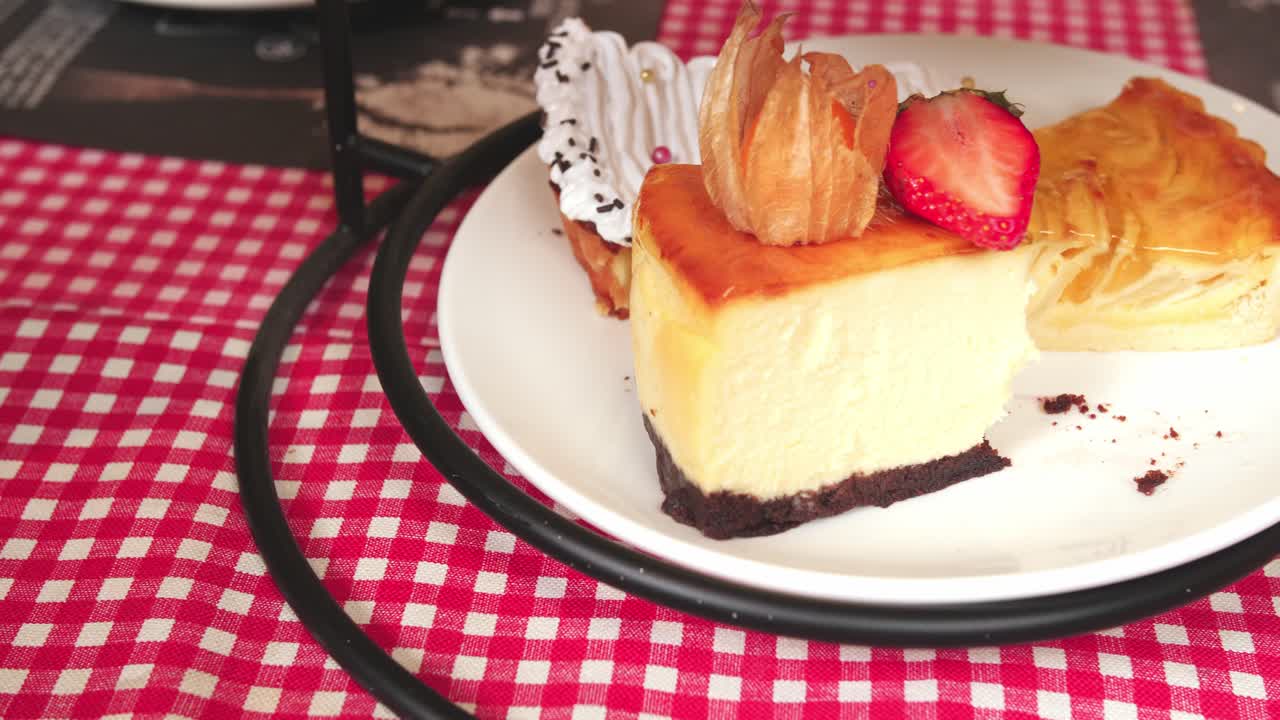 Eating A Dessert By Spoon In A Cafe On A Date, Video 4K