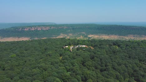 Toma-Aérea-De-Un-Templo-En-La-Densa-Colina-Boscosa-De-Vindhya-De-Bara-Shivpuri-En-Madhya-Pradesh,-India