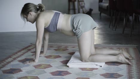 Pregnant-woman-training-at-home