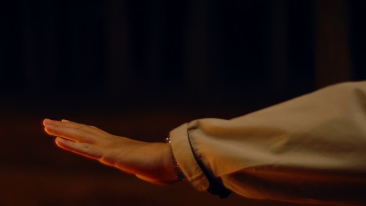 persona por la noche