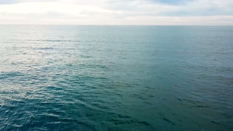 Surfeando-Con-Un-Dron-A-Través-Del-Mar-De-Cortés-En-México-Al-Amanecer