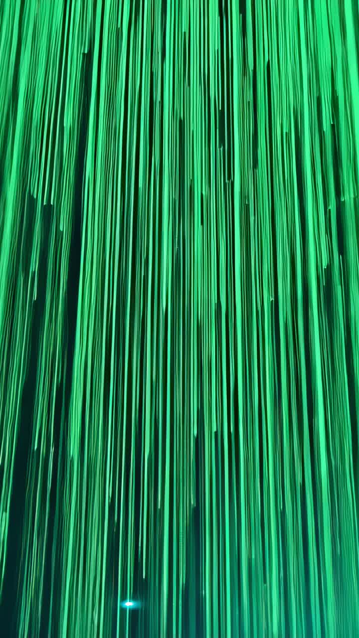 Video verticale: visualizzazione di scie verticali verdi luminose che pulsano in una stanza buia, installazione LED