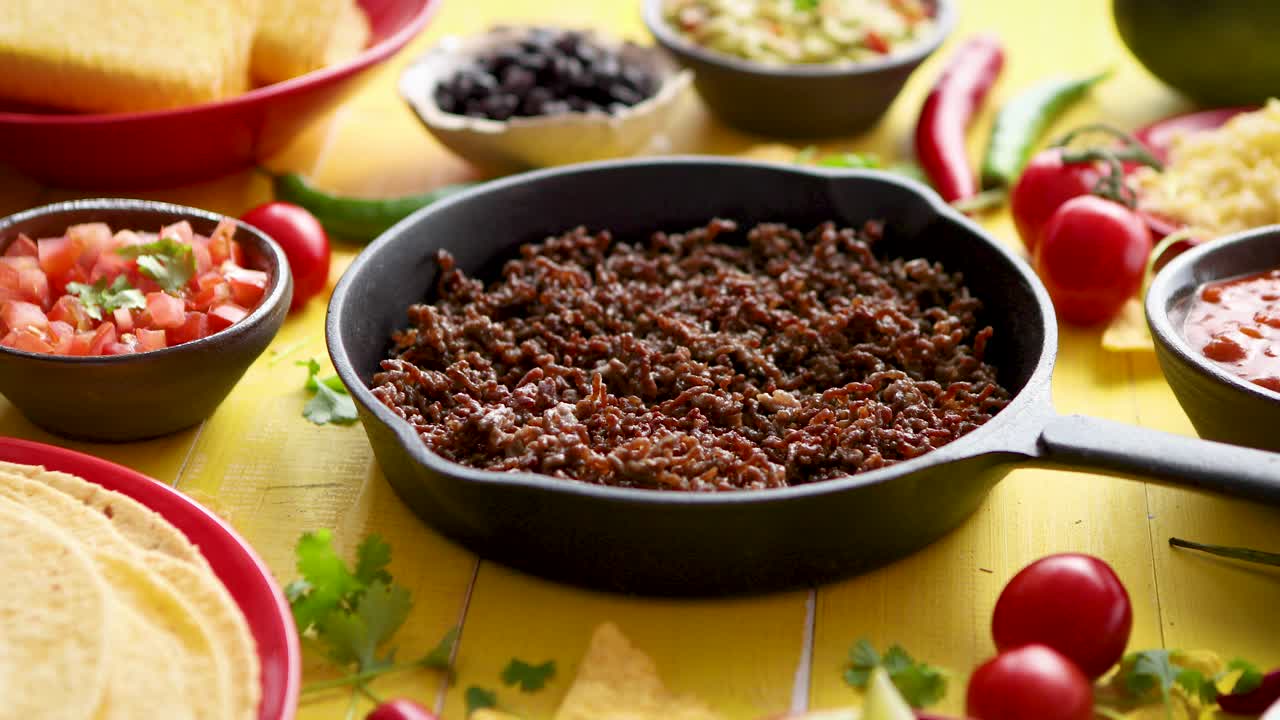 varios ingredientes frescos y sabrosos para chili con carne con carne en sartén de hierro