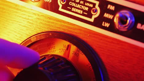 oude retro am fm radio met buizen, hand wisselen van stations, gloeilamp vintage muziek speler.