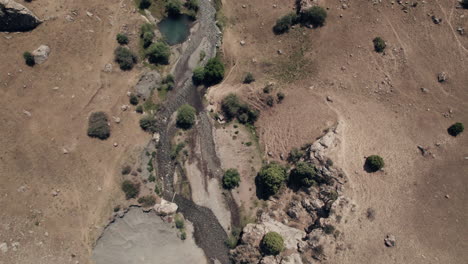 Vista-Aérea-De-Arriba-Hacia-Abajo-De-La-Provincia-De-Zaamin-Revela-Un-Paisaje-árido