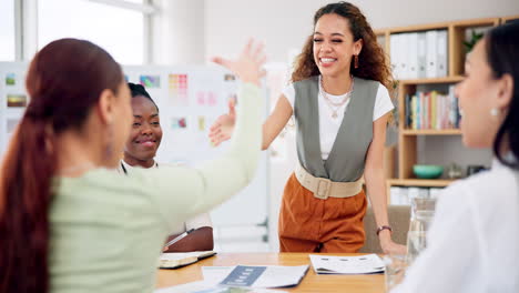 mujeres de negocios, estrechándose la mano y aplaudiendo