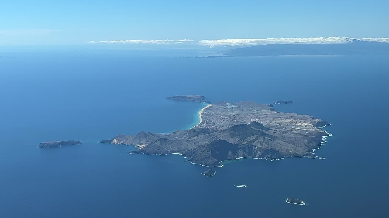 포르투갈의 포스토 산토 (posto santo) 의 공중 사진. 3000m 높이에서 날아다니는 제트 캐빈에서 찍은 사진.