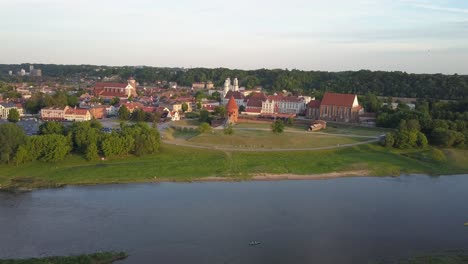 vista aérea del casco antiguo de kaunas en verano