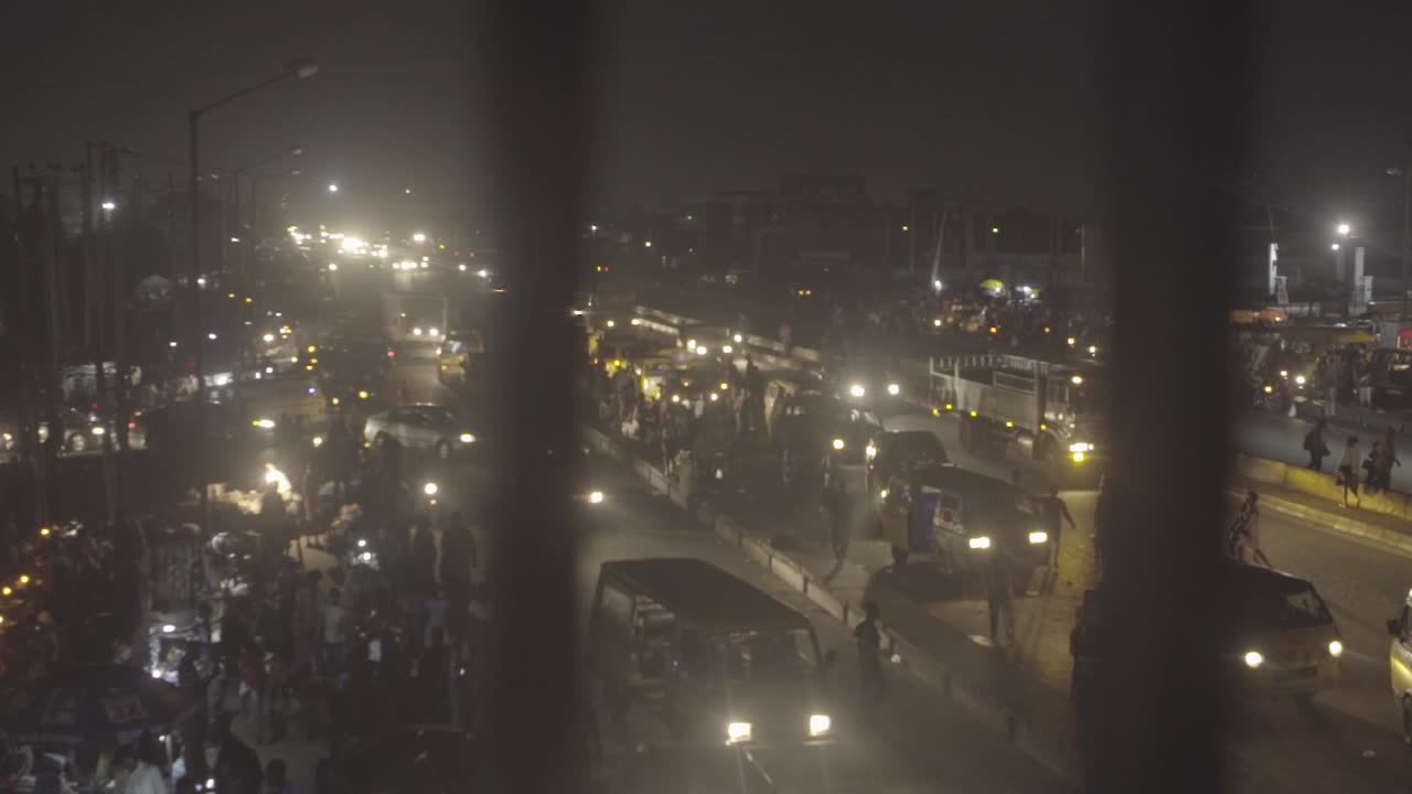 tráfico de la ciudad en la noche nigeria 01