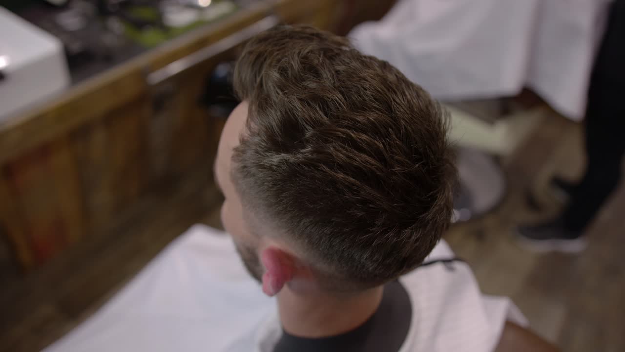 corte de pelo masculino terminado con peinado moderno
