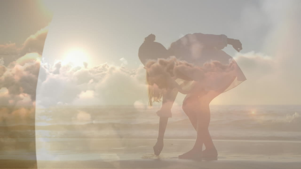 animación de nubes sobre mujer caucásica caminando por la playa