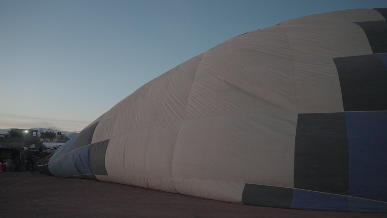 Oppustet varmluftballon