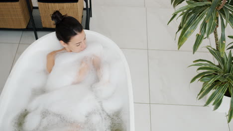 una mujer disfrutando de un relajante baño de burbujas.