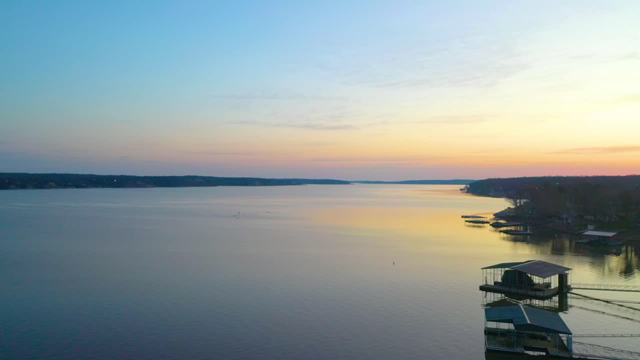 Pemandangan Drone Udara: Dermaga Apung untuk Memancing di Danau Grand, Oklahoma Bagian Tengah, Saat Matahari Terbenam yang Indah dan Tenang