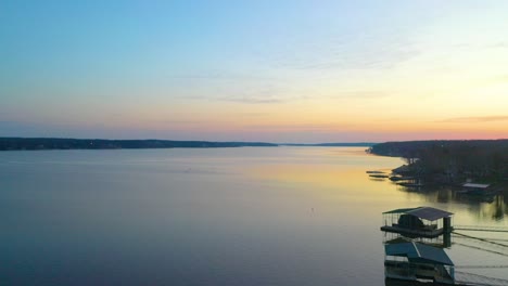 Vista-De-Drones-De-Los-Muelles-Flotantes-Para-Pescar-En-El-Gran-Lago-En-El-Medio-Oeste-De-Oklahoma-Durante-La-Hermosa-Y-Tranquila-Puesta-De-Sol---Toma-Aérea-De-Drones