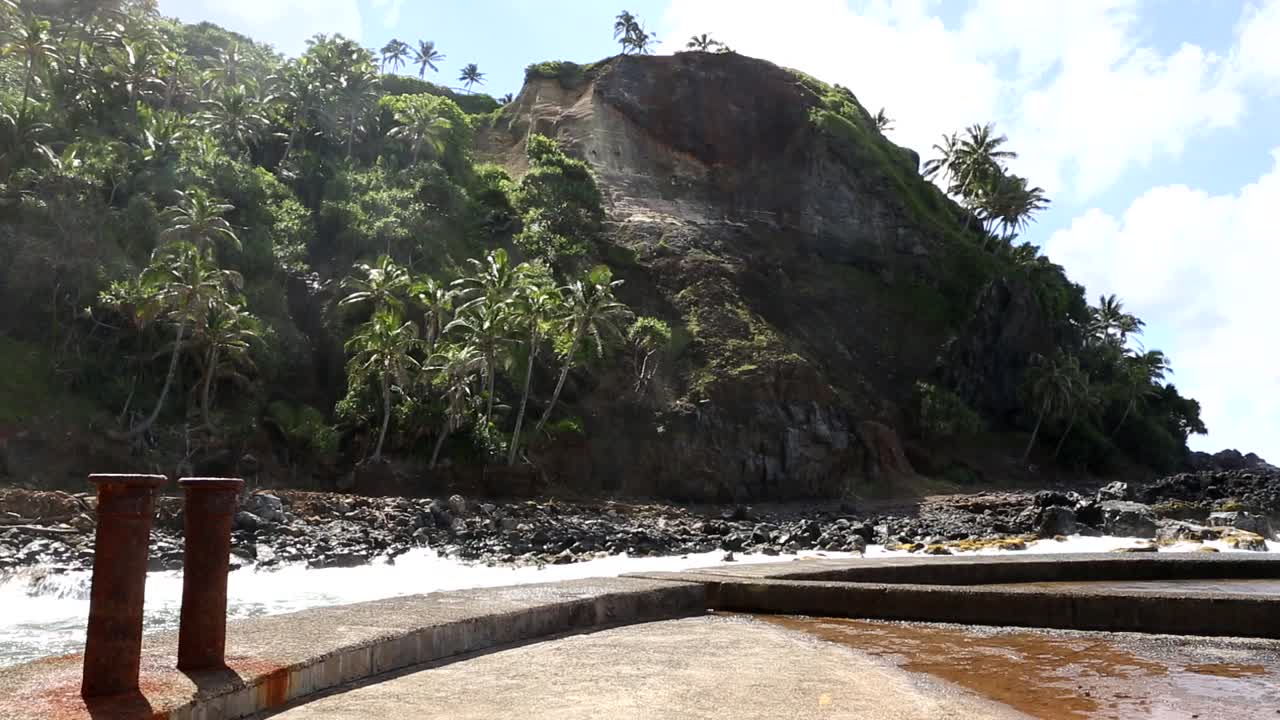 puerto de la isla pitcairn en el día soleado