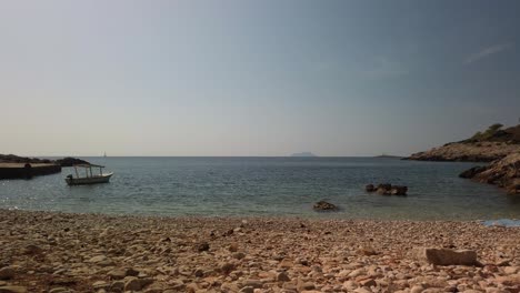 Ein-Einsames-Boot-Schwimmt-Von-Einem-Pier-Am-Strand-Von-Barjoska-Auf-Der-Insel-Vis-In-Kroatien