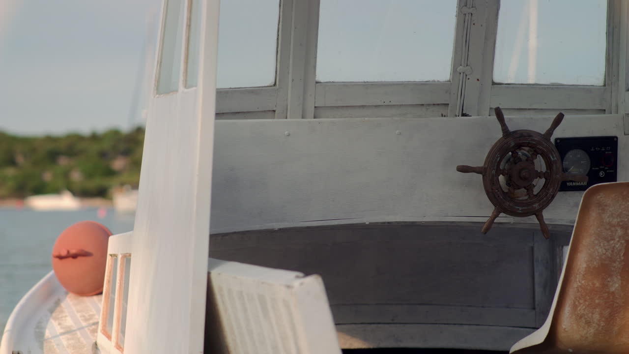 오래된 쾌적한 배는 천천히 작은 파도에 의해 왼쪽과 오른쪽으로 이동