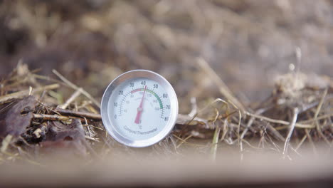 Nahaufnahme-In-Zeitlupe---Dampf-Steigt-Um-Das-Kompostthermometer-Auf