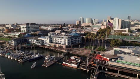 Antena-Panorámica-De-Jack-London-Square-Y-El-Horizonte-De-Oakland.