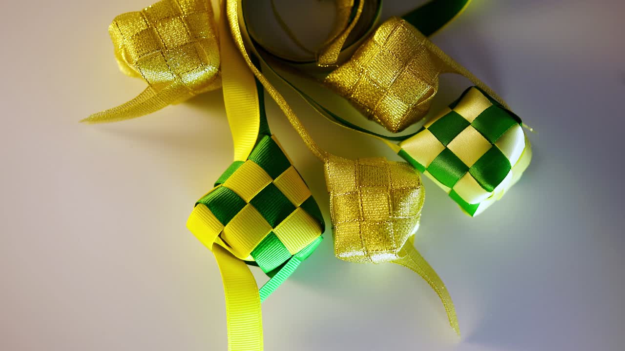 수직 및 수평 사용에 적합한 360도 리본 ketupat의 상단 뷰