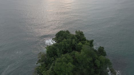 Luftumlauf-Um-Eine-Kleine-Halbinsel-Zwischen-Playa-La-Macha-Und-Playa-La-Vaca-In-Der-Nähe-Von-Quepos,-Costa-Rica