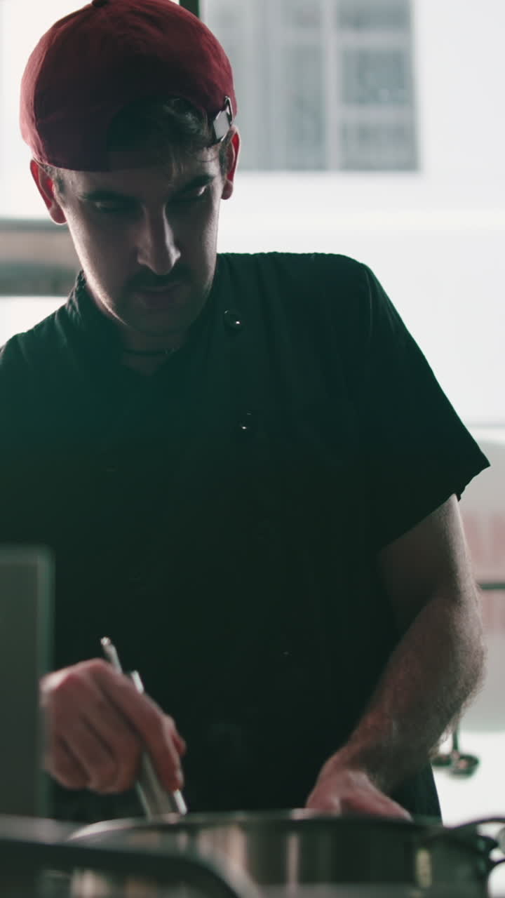 chef cocinando en la cocina