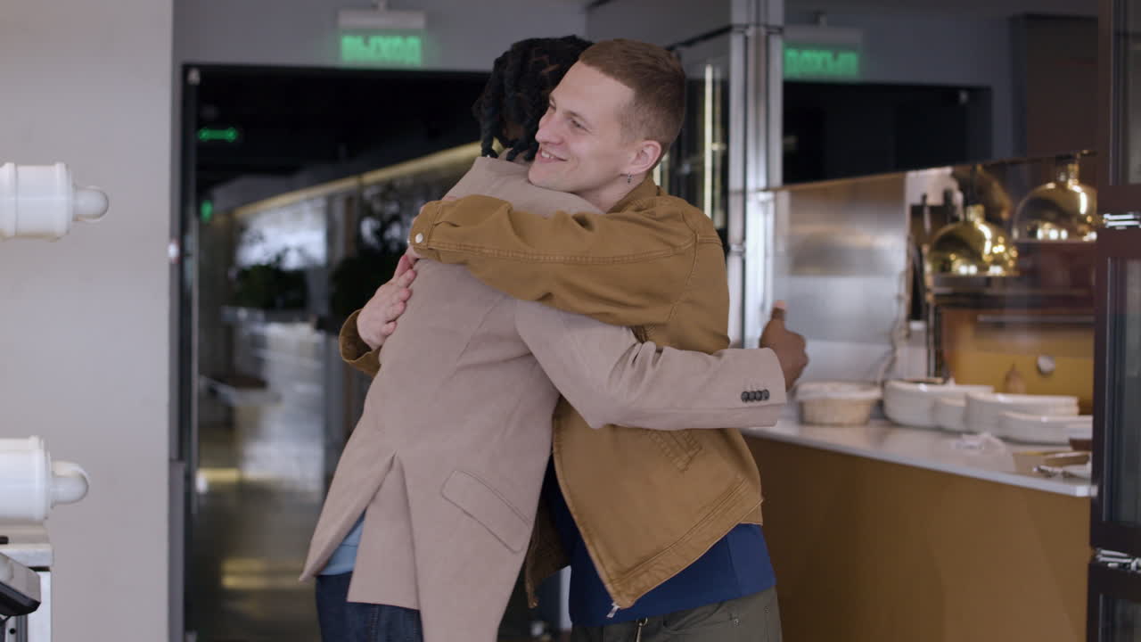 conversación de negocios en la oficina moderna