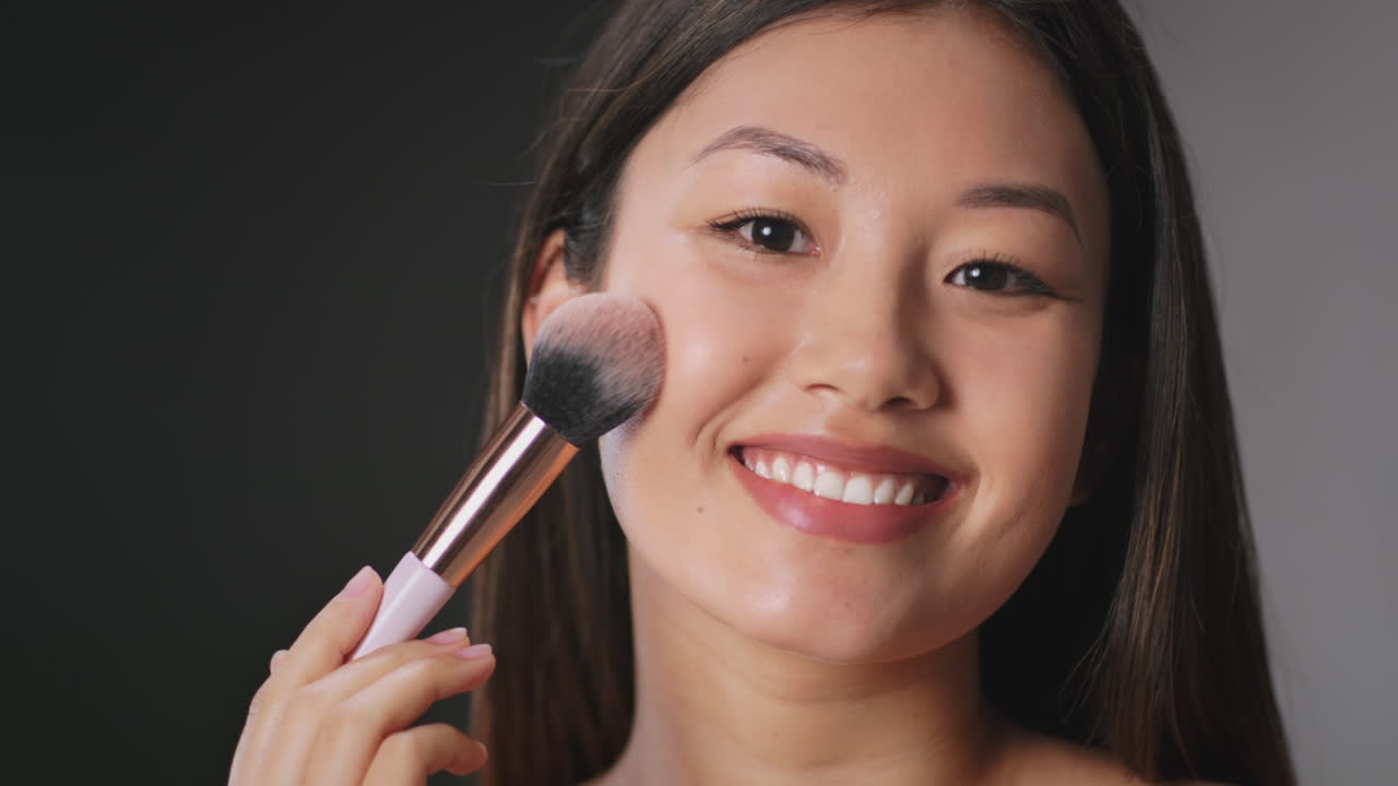 mujer aplicando maquillaje de rubor