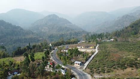 las carreteras pasan por plantaciones de té en zonas montañosas