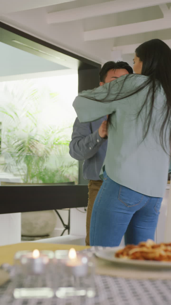 행복한 아시아 커플이 집에서 춤을 추는 수직 비디오