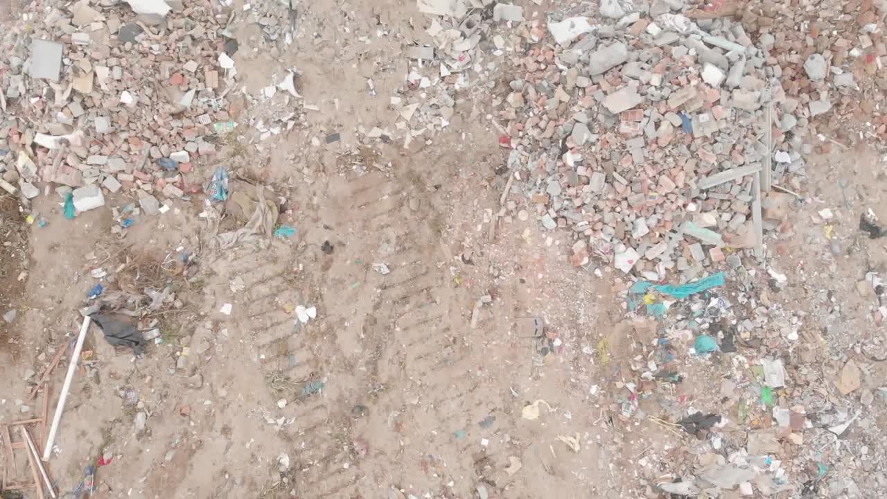 basura apilada en un vertedero lleno de basura