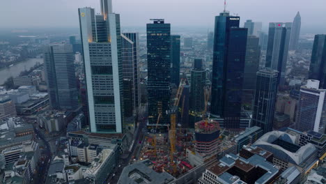 Imágenes-Aéreas-Ascendentes-De-Un-Grupo-De-Modernos-Rascacielos-Del-Centro-De-La-Ciudad-En-El-Centro-De-Negocios-Al-Atardecer.-Fráncfort-Del-Meno,-Alemania