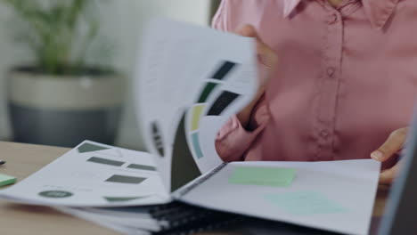 estrés, agotamiento mujer de negocios ocupada con computadora portátil