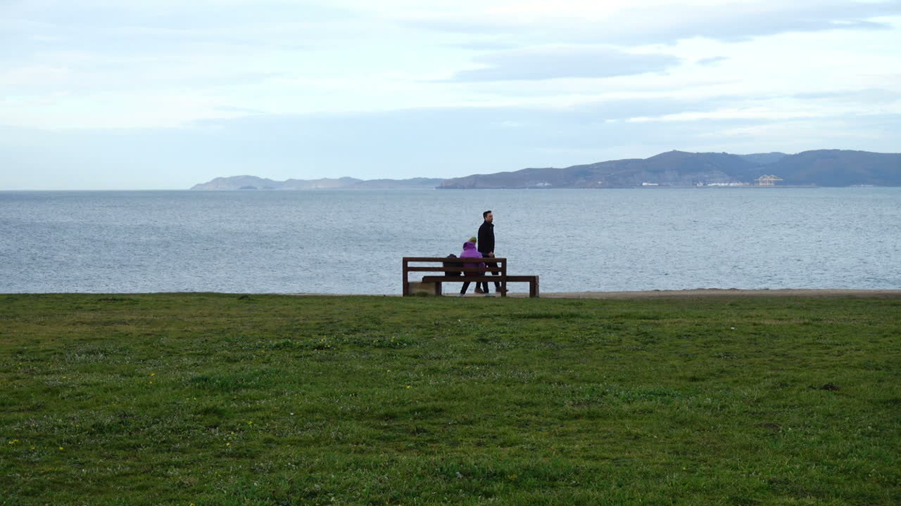Menhirien puisto Campo de la Ratalla. A Coruña, Espanja. A CORUÑA, ESPANJA - 2. HUHTIKUUTA 2018: Tuntemattomat turistit kävelevät puistossa Atlantin valtameren taustaa vasten. Menhirien puisto Campo de la Ratalla. A Coruña on suuri kaupunki Luoteis-Espanjassa, lomakohde ja satama.