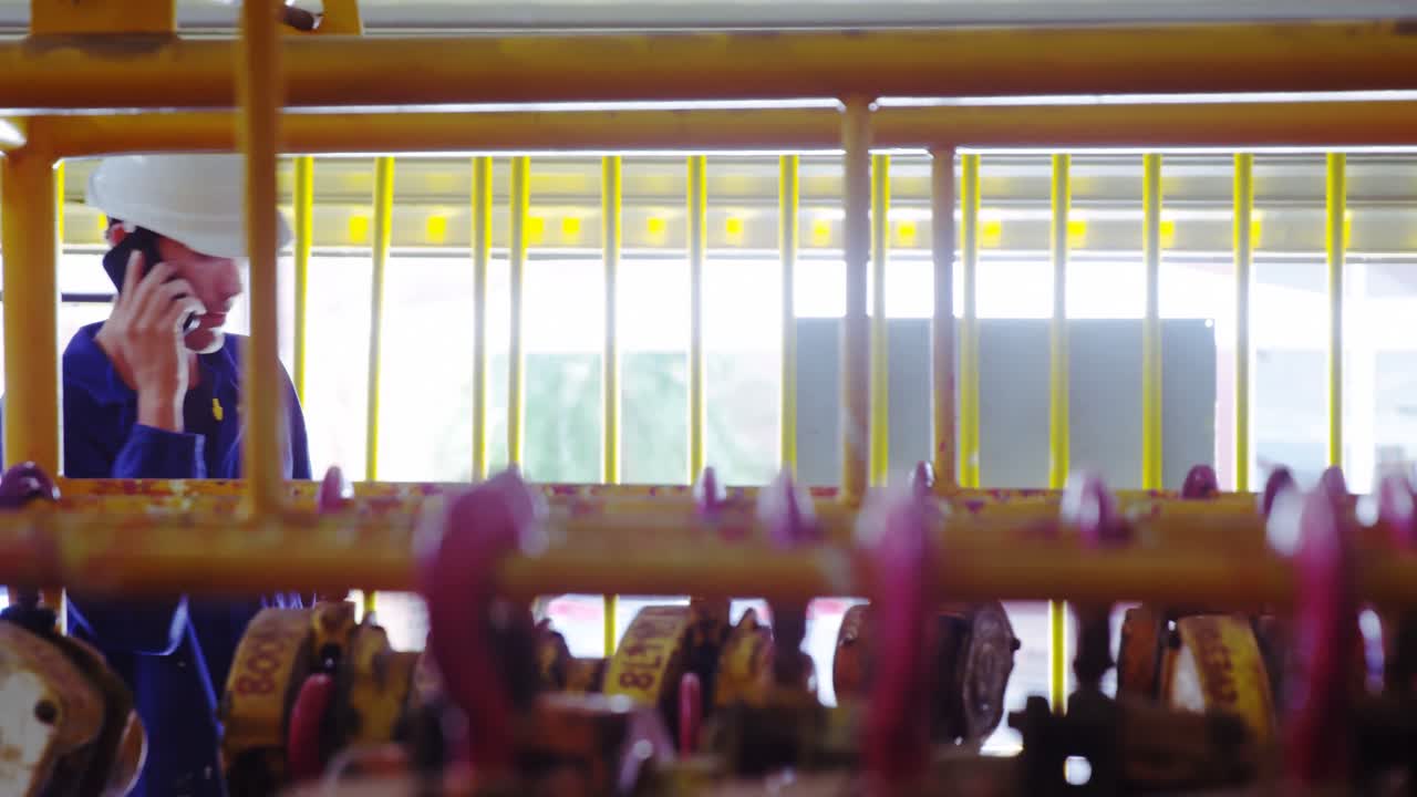 남성 엔지니어가 휴대전화 4k로 이야기하고 있습니다.