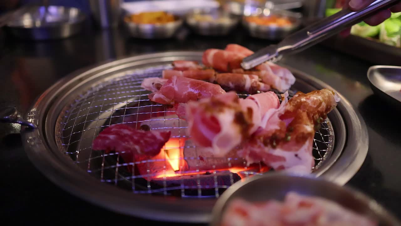 레스토랑 그릴 에서 고기 와 베이컨 을 는 것