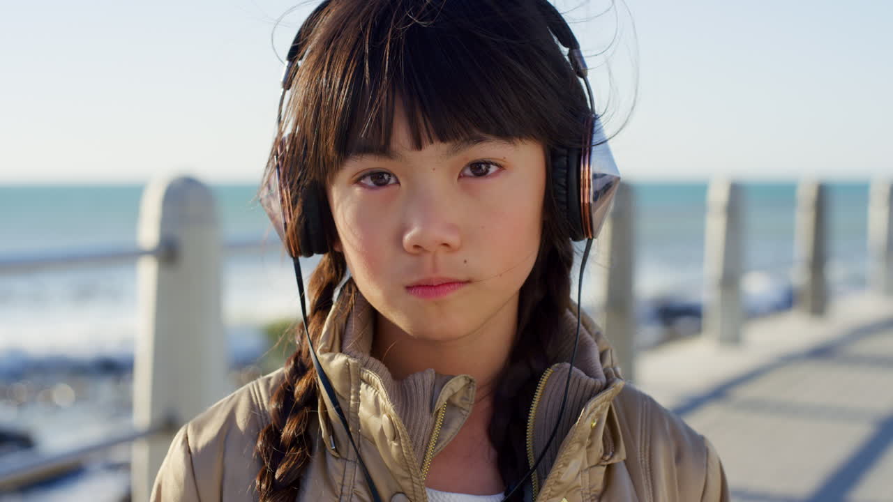 해변에서 소녀, 얼굴과 헤드폰