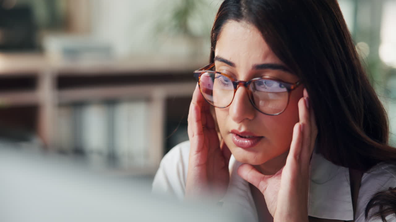 mujer estresada con dolor de cabeza