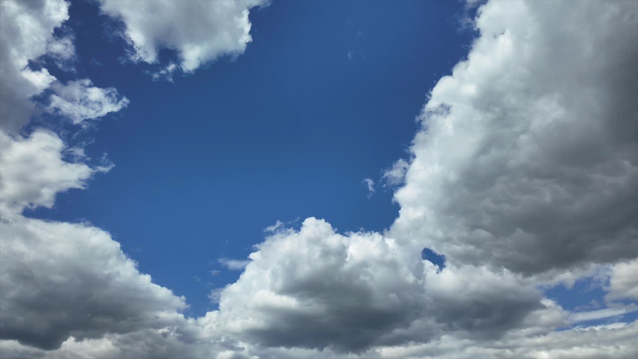 hermoso cielo azul y las nubes blancas en movimiento lapso de tiempo