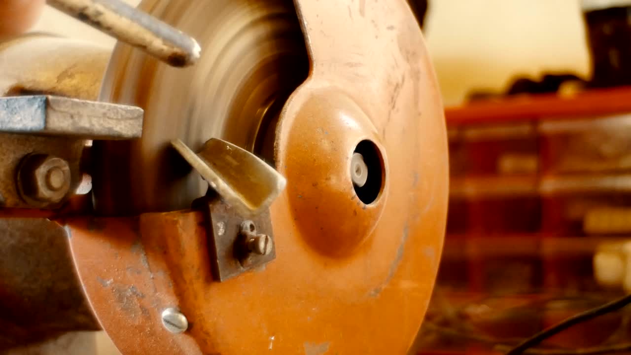 을 날카롭게 하기 위한 근접 는 기계