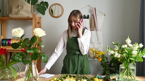 Glückliche-Floristin,-Die-Auf-Dem-Smartphone-Spricht