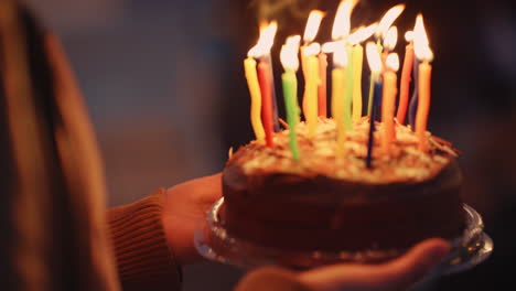 cerca una mujer joven sosteniendo pastel de cumpleaños con velas de colores un grupo feliz de amigos celebrando en el techo disfrutando de la celebración de la amistad