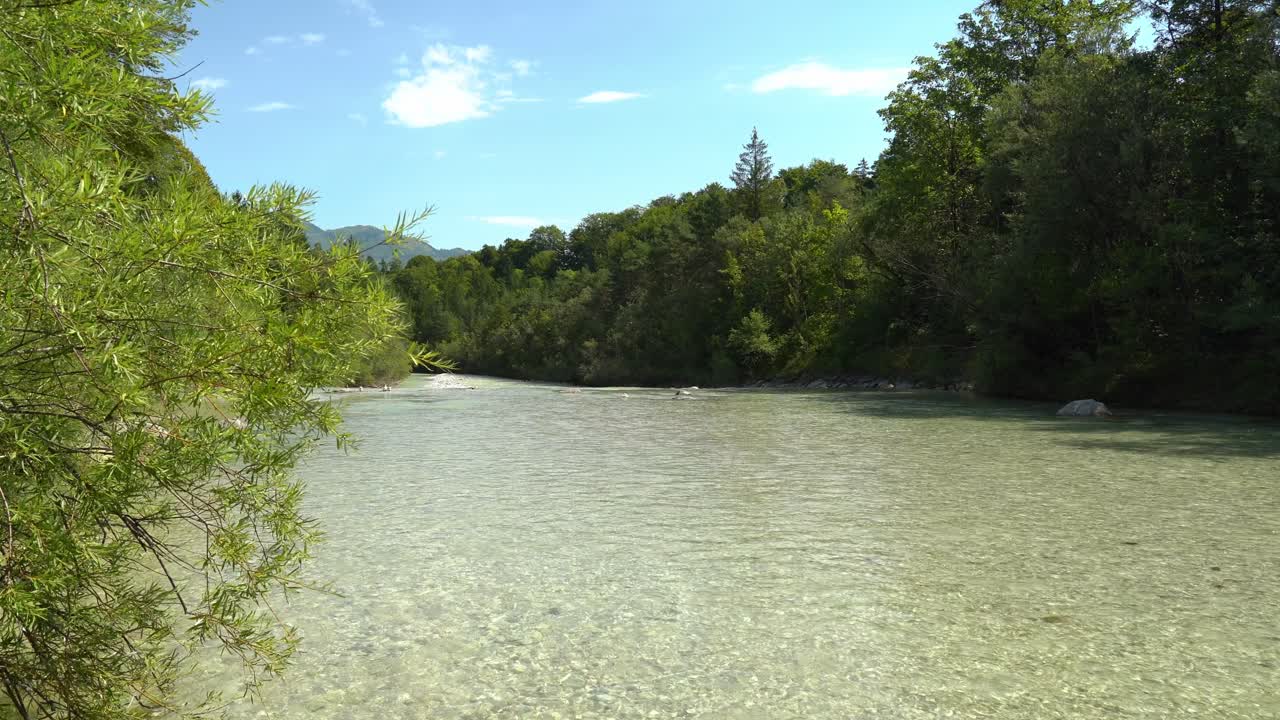 tren fluvial en las afueras de la ciudad balnearia de bad ischl