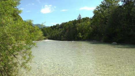 Fluss-Traun-Am-Rande-Der-Kurstadt-Bad-Ischl